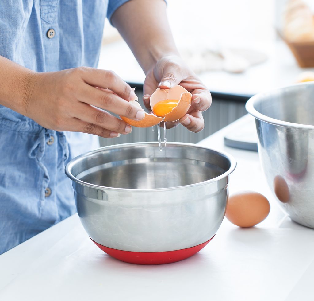 Se puede separar la clara de la yema con las manos, pero también existen separadores, a la venta en las tiendas de menaje de cocina. 