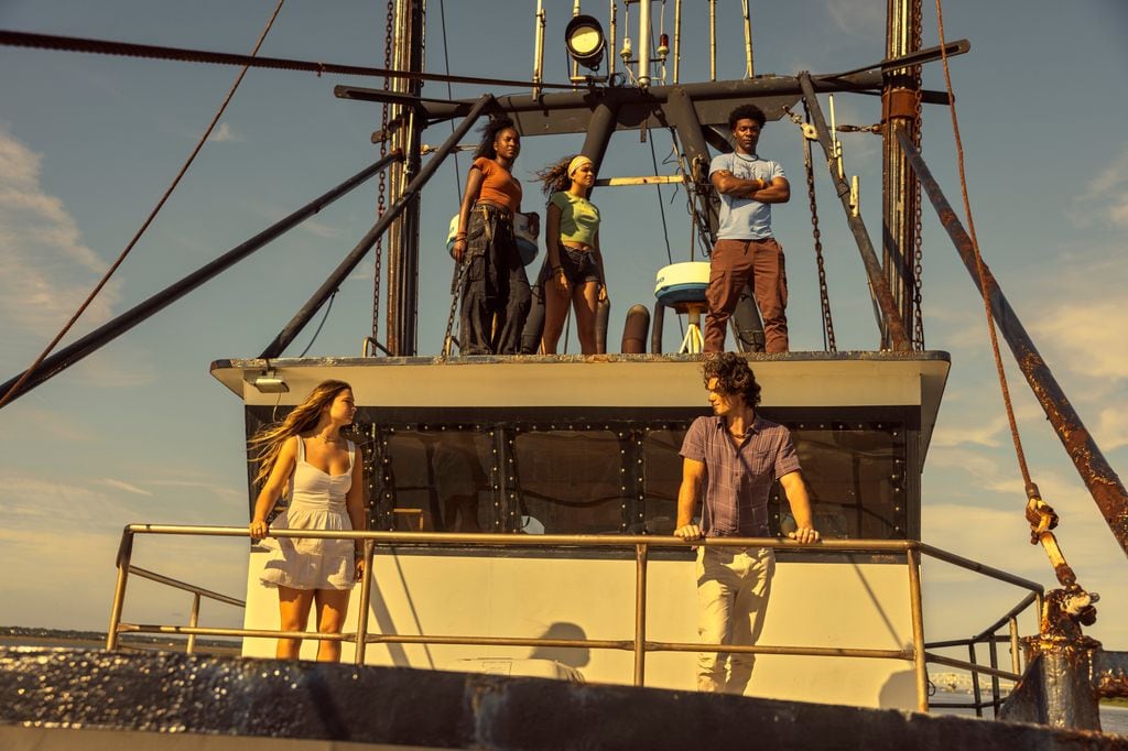 'Outer Banks' gira en torno a un grupo de jóvenes que se autodenominan 'Pogues' que encontrarán un tesoro relacionado con la desaparición del padre del cabecilla de la banda