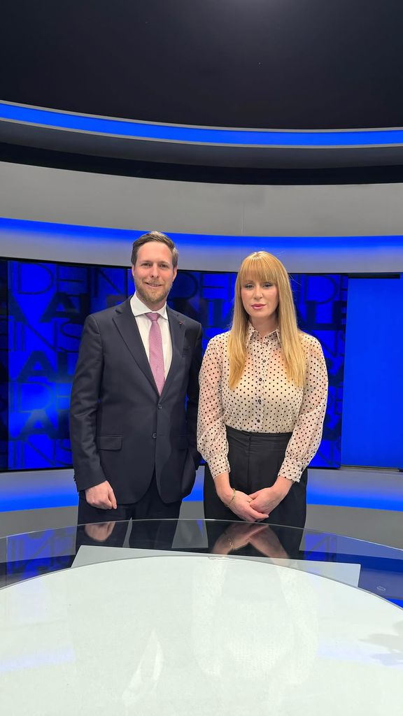 Leka de Albania durante su visita a la televisión