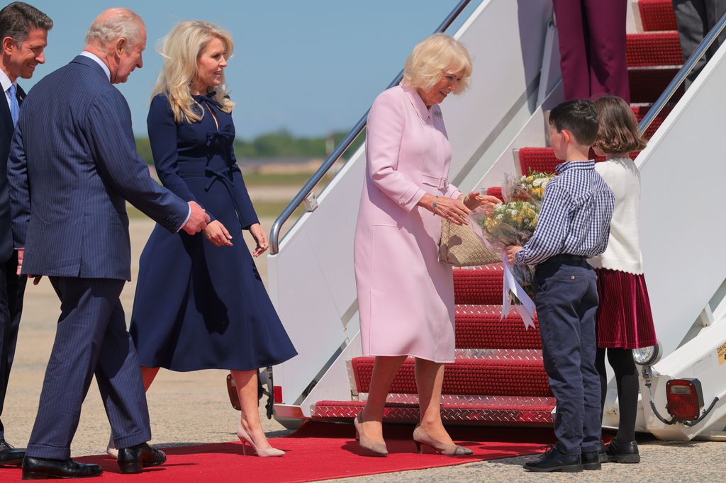 La reina recibe un ramo de flores