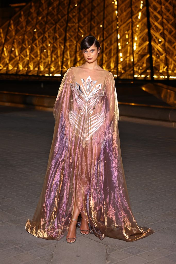Taylor Hill en una silueta de Iris Van Herpen Otoño 2023