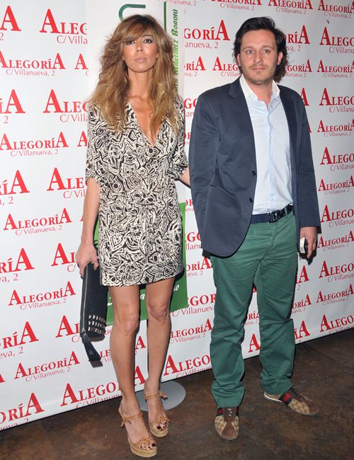 Eva Zaldívar y el cantante Juan Peña ya no ocultan su relación y aparecieron muy felices y relajados durante la presentación