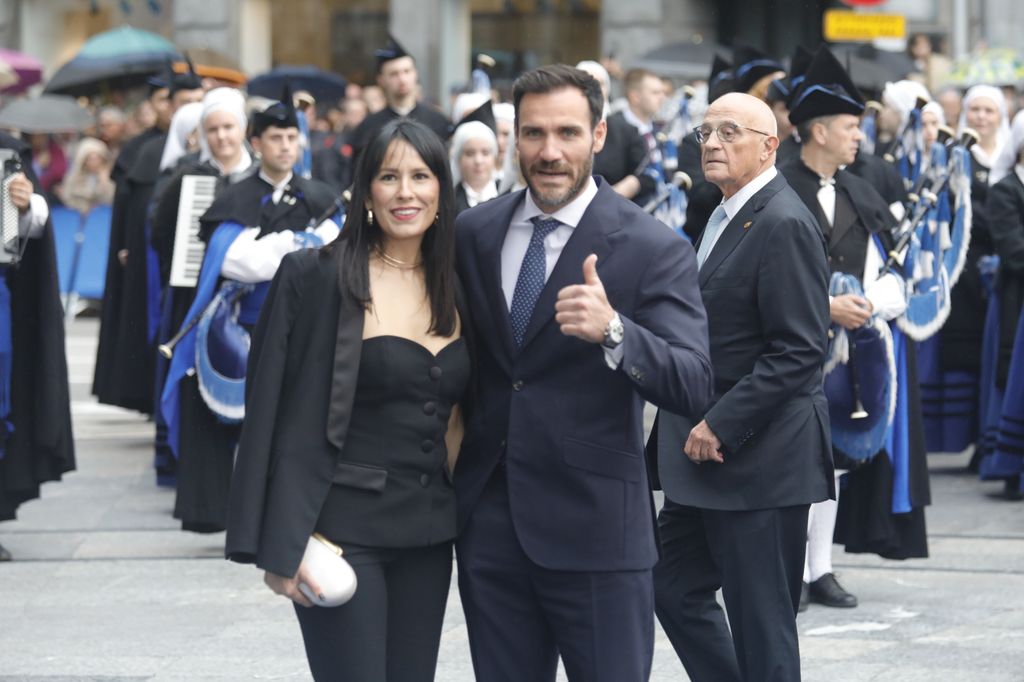 Plano medio de Saúl Craviotto y su mujer Celia García a su llegada a los Premios Princesa de Asturias 2024