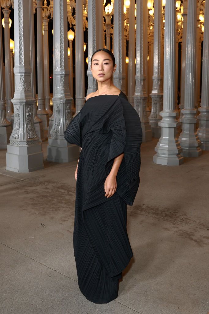 Plano entero de Greta Lee en la gala LACMA Art+Film 2024