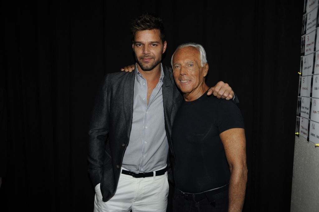 Ricky Martin y Giorgio Armani en el backstage de un desfile de primavera 2011 del diseñador italiano.