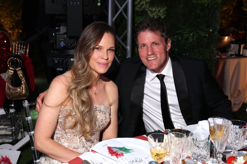 Hilary Swank y su marido, Philip Schneider, quienes se casaron en 2018, se preparan para dar la bienvenida a su tercer hijo
