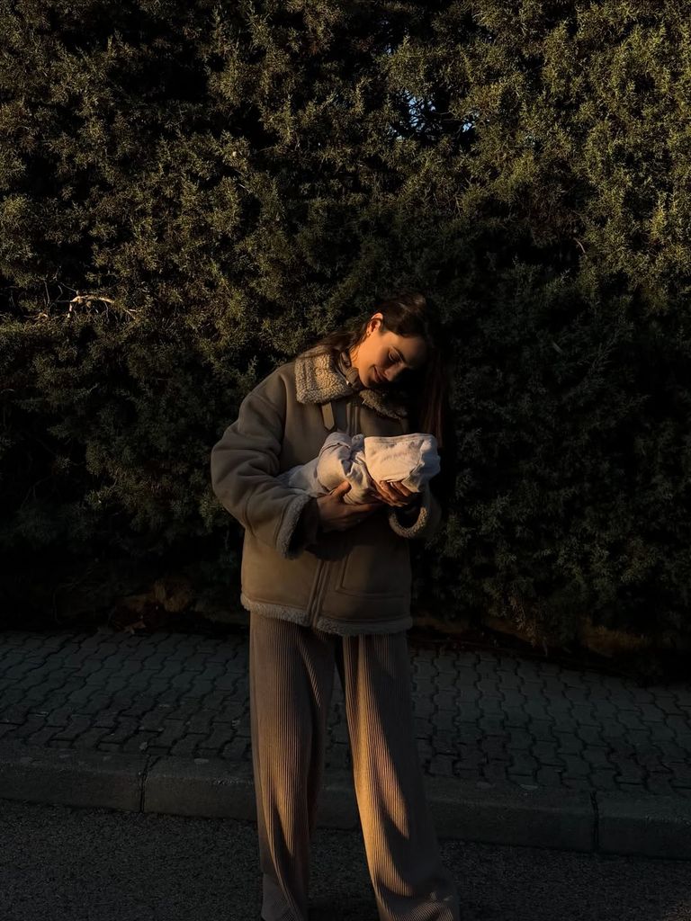 "Qué honor es ser tu mamá... esta primera semana contigo ha sido la más bonita e intensa de mi vida", dijo la modelo tras dar a luz