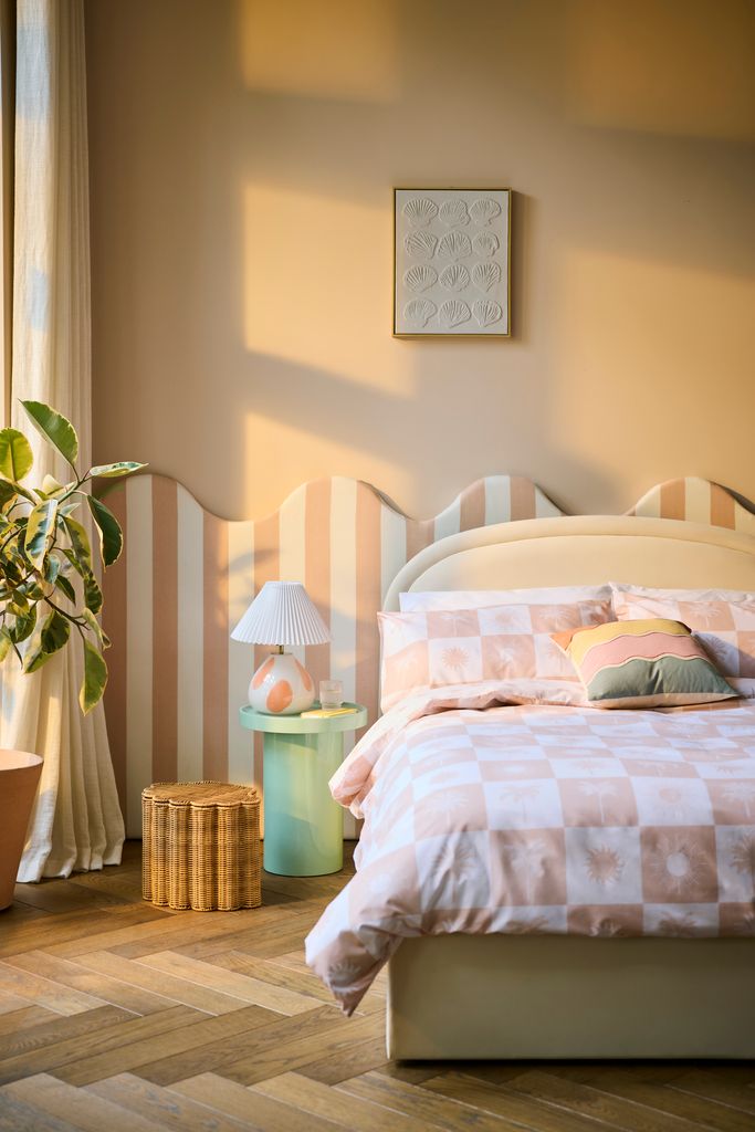 Dormitorio decorado en tonos pastel