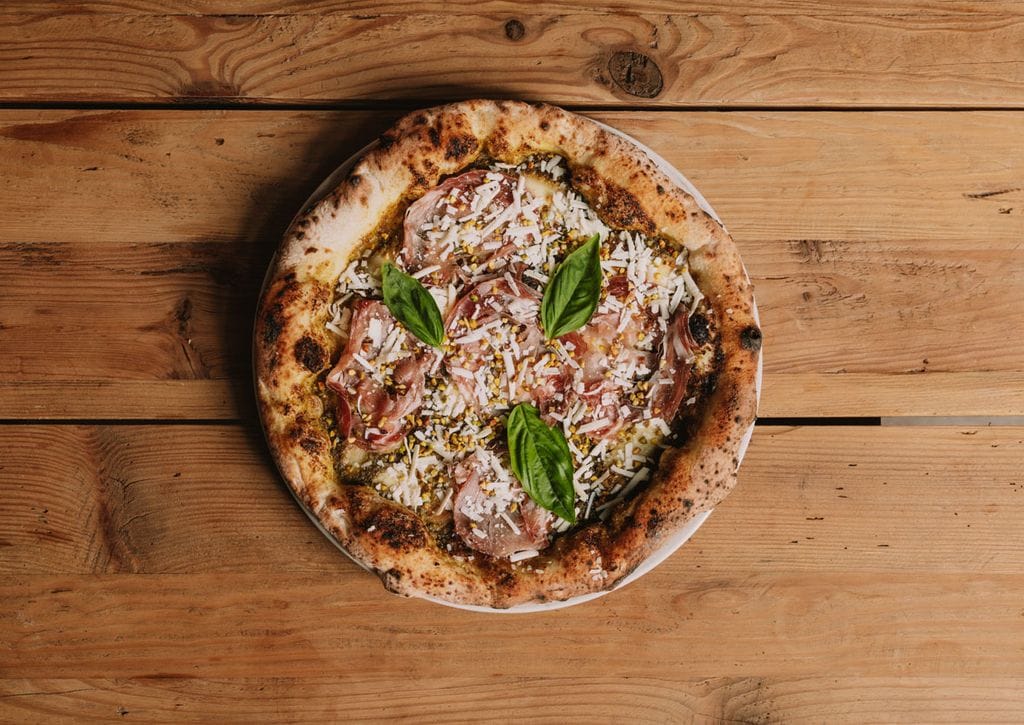 Grossísima di Paula Amor, con pistacchio, provola ahumada, coppa, cacioricotta y 