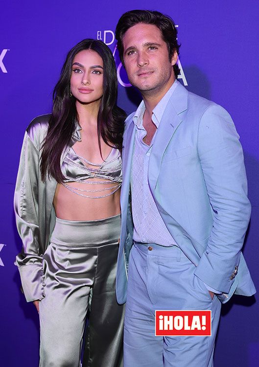 Imagen de Diego Boneta y Renata Notni en el estreno de una película