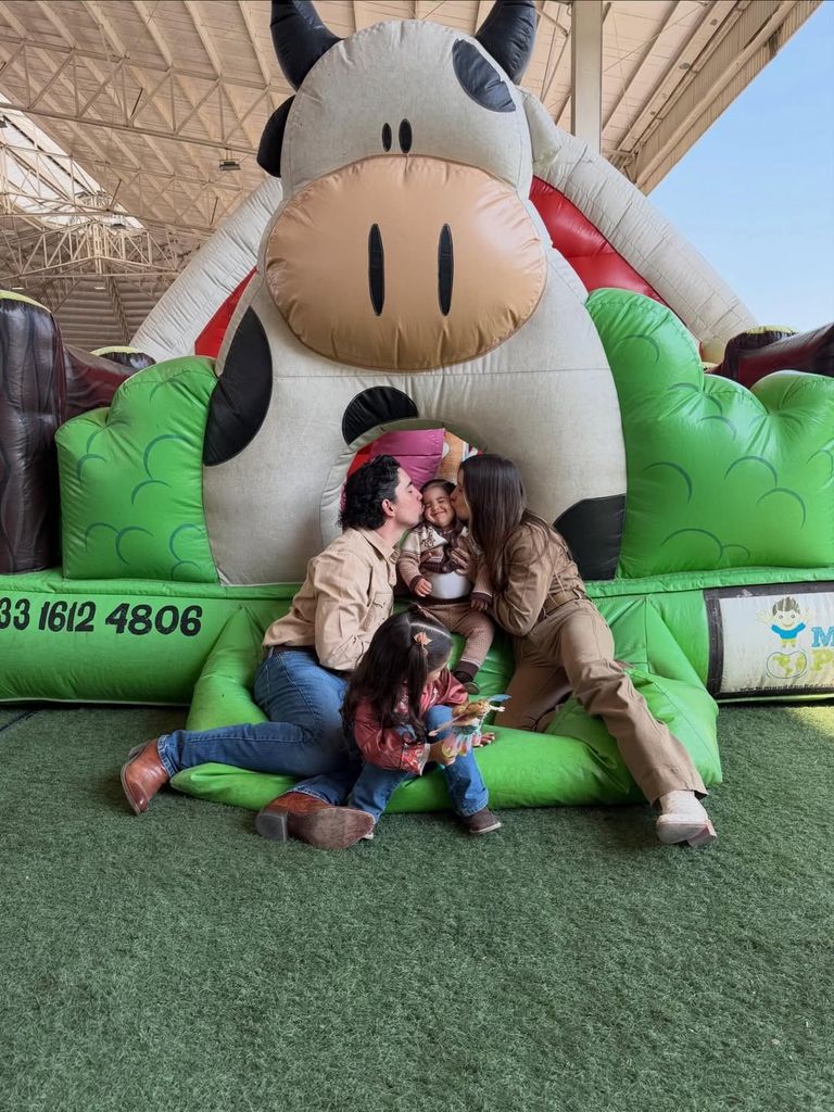 Los invitados de Nirvana disfrutaron de un inflable con animales de la granja.