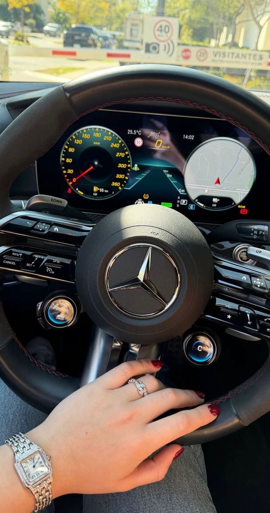 La joven estrenó su auto en Navidad.