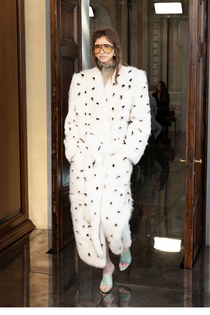 Gucci Crucero 2026 tiene notas del trabajo de Demna en Balenciaga. 