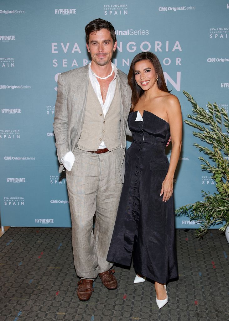 Antoni Porowski y Eva Longoria durante la proyección de Eva Longoria: Searching for Spain