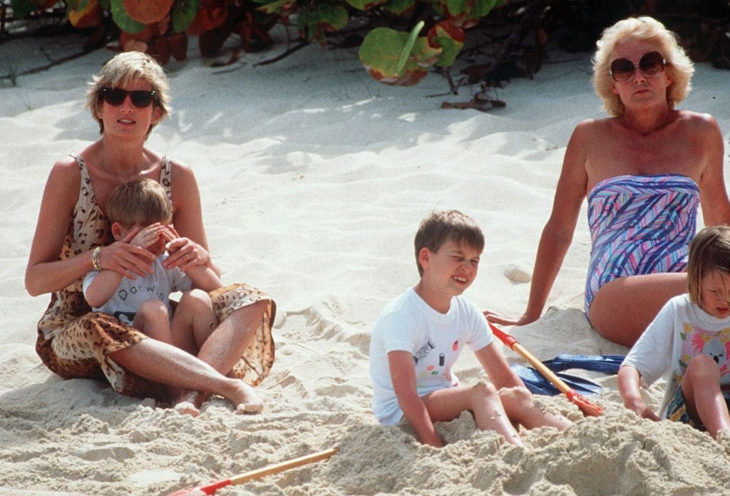 Diana de Gales con su madre, Frances Shand-Kydd y sus hijos Guillermo y Harry 