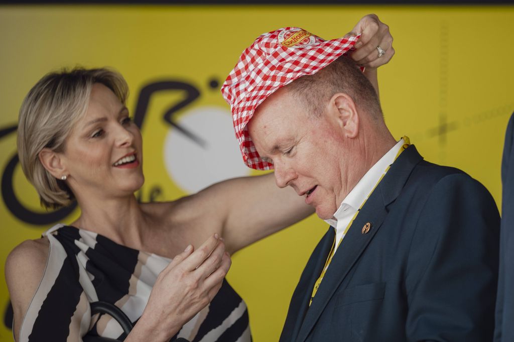 Alberto y Charlene de Mónaco en una etapa del tour de Francia el 21 de julio de 2024