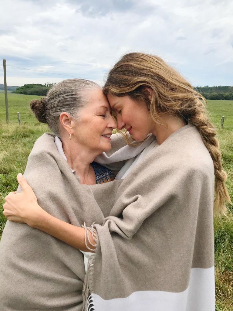 Gisele junto a su mamá, Vania, quien falleció en 2024.