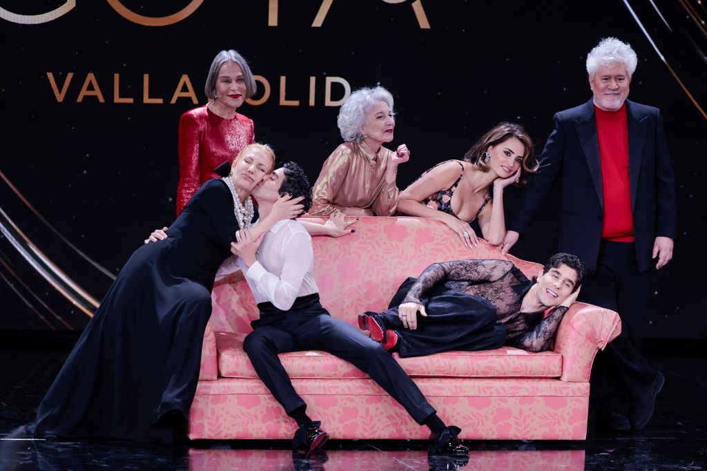 El homenaje a Pedro Almodóvar y sus actrices en la gala de los Premios Goya 2024, que presentaron Los Javis -en el sofá-. En la imagen, además del director manchego, están Cecilia Roth, Marisa Paredes, Penélope Cruz y Antonia San Juan