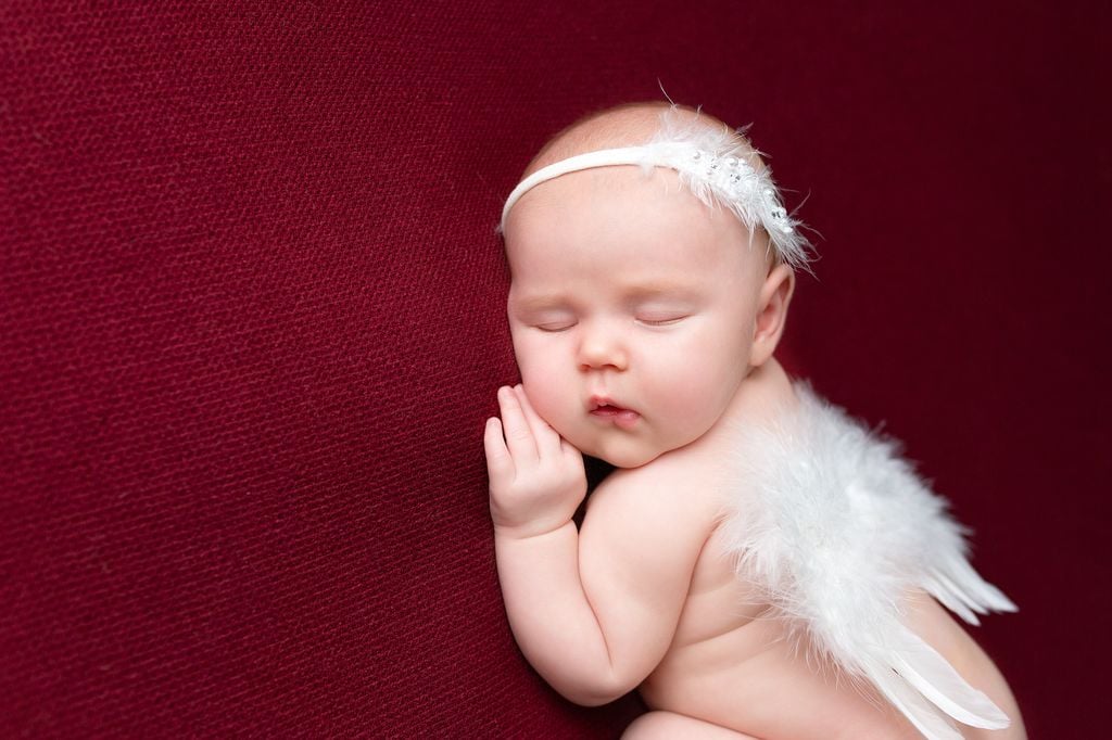 Bebé niña dormida con alas