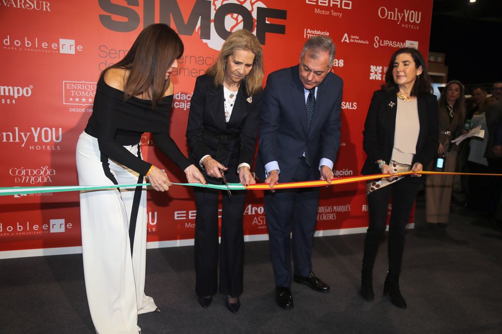 Momento en el que la infanta Elena cortaba la cinta inaugural de SIMOF 