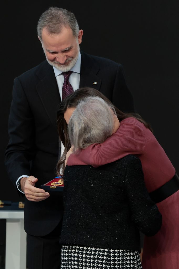 Los reyes Felipe y Letizia entregando un premio a la madre de Itziar Castro