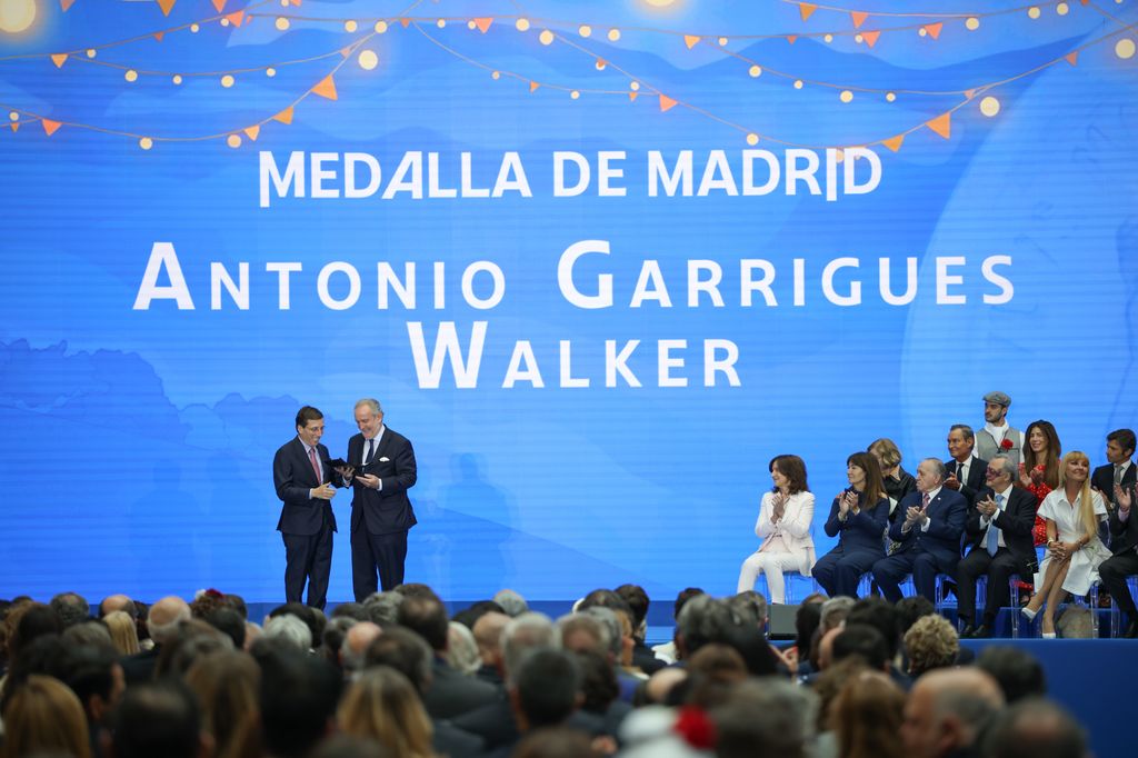 El alcalde de Madrid le entrega una Medalla de Madrid a Antonio Garrigues Walker 