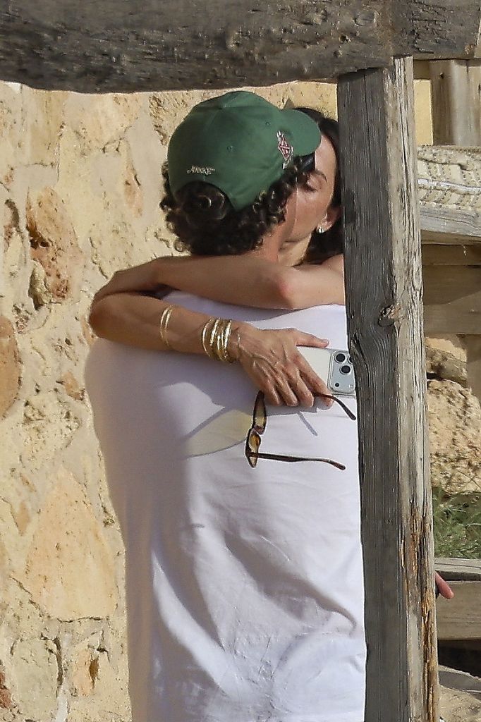 Ana de Armas fue fotografiada en plena sesión de besos con Beto Montenegro, en Formentera.