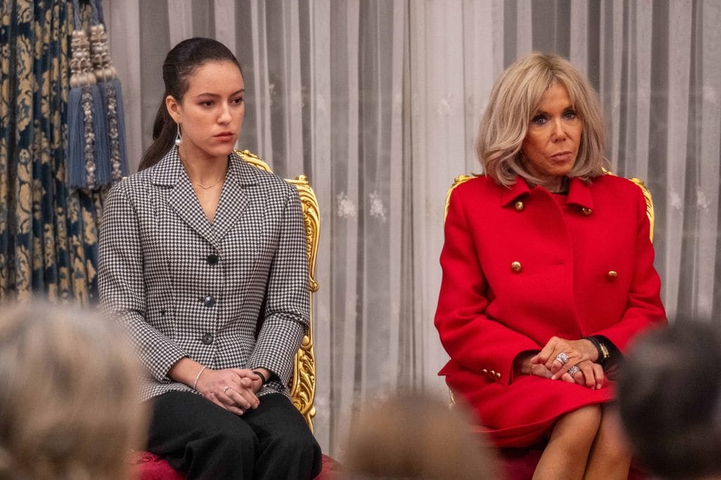 Plano medio de Brigitte Macron y Lalla Khadija en Marruecos el 28 de octubre de 2024