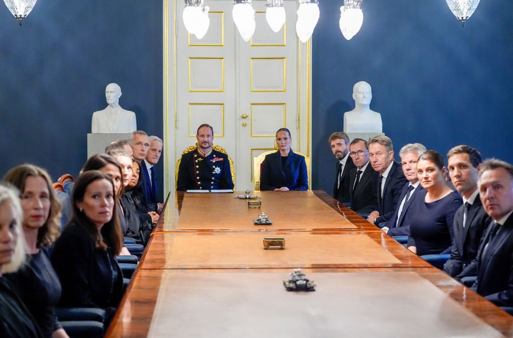 Haakon de Noruega a Ingrid se reúnen con el Gobierno tras la muerte del rey Harald