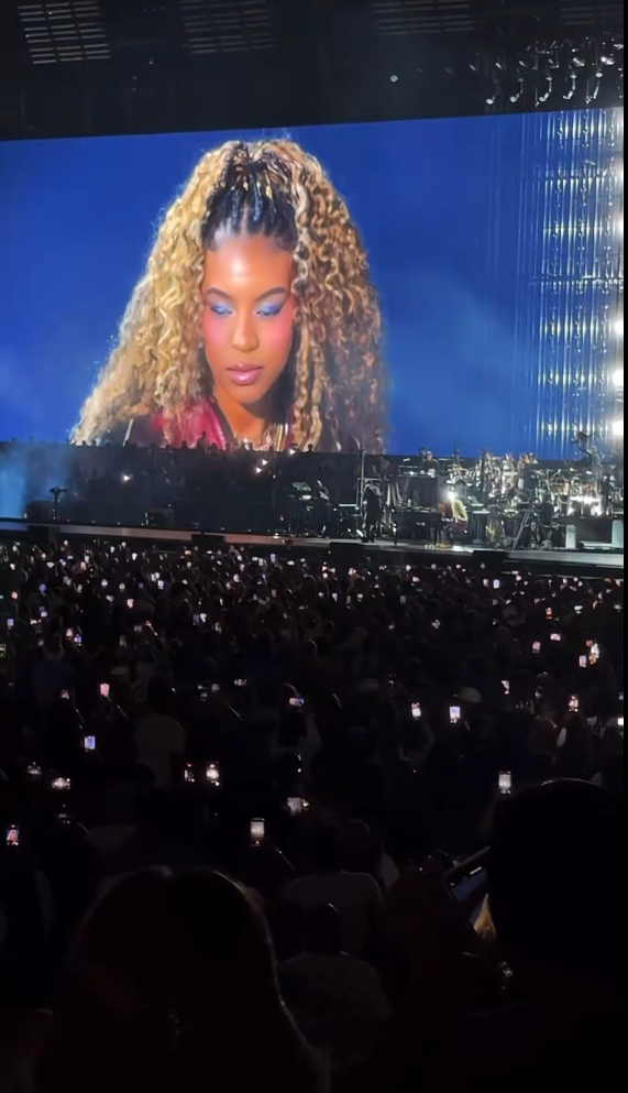 Una imagen de un vídeo compartido en redes sociales en el que se ve a Blue Ivy tocando el piano junto a su padre