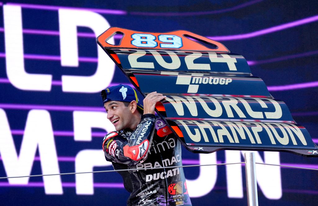 Plano medio de Jorge Martín celebrando su victoria en una carrera