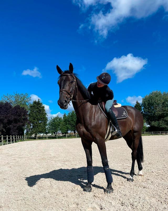 Mathilde Pinault montando a caballo