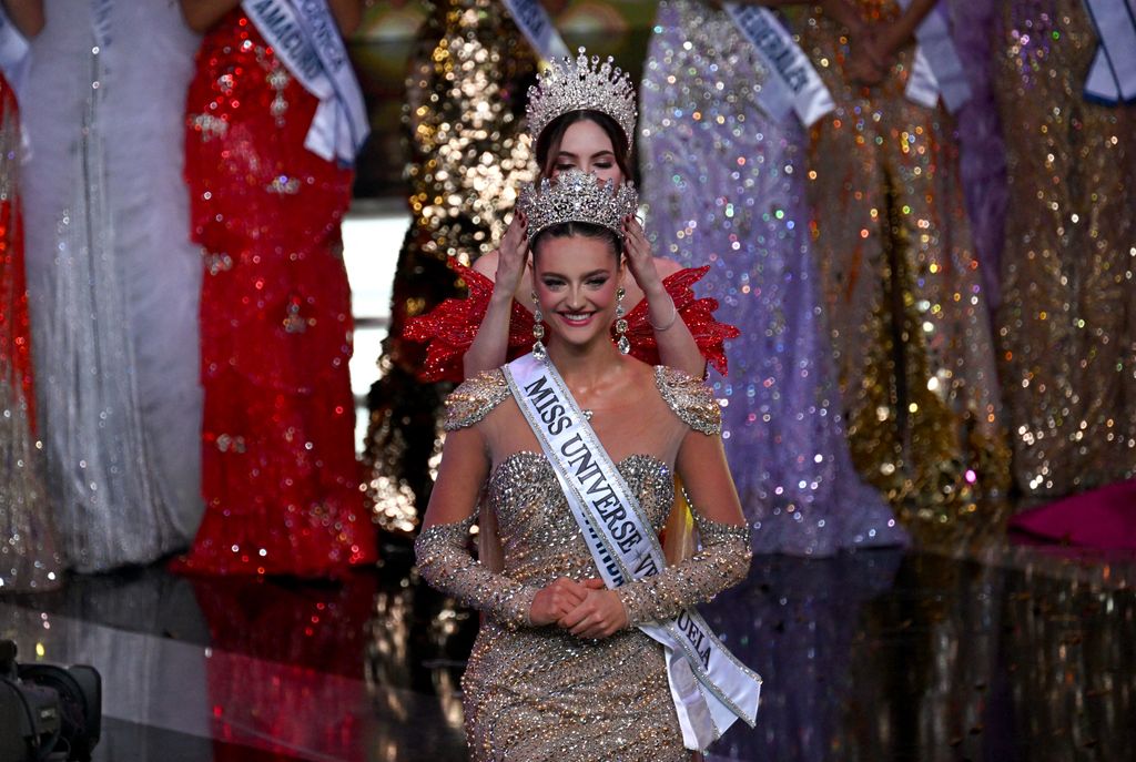 Clara Vegas fue coronada como Miss Universe Venezuela el 4 de diciembre de 2025 por su antecesora, Stephany Abasali.