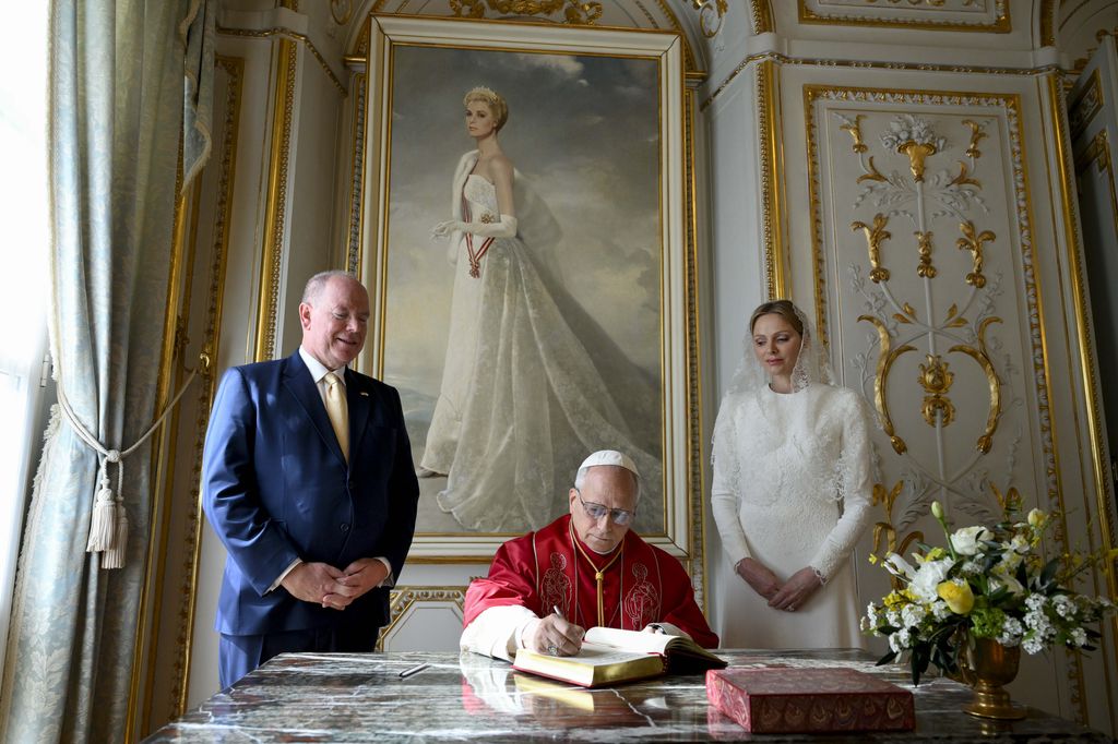 El homenaje de los príncipes Alberto y Charlene, frente al retrato de la princesa Grace, quien nunca había vestido de blanco ante el Papa