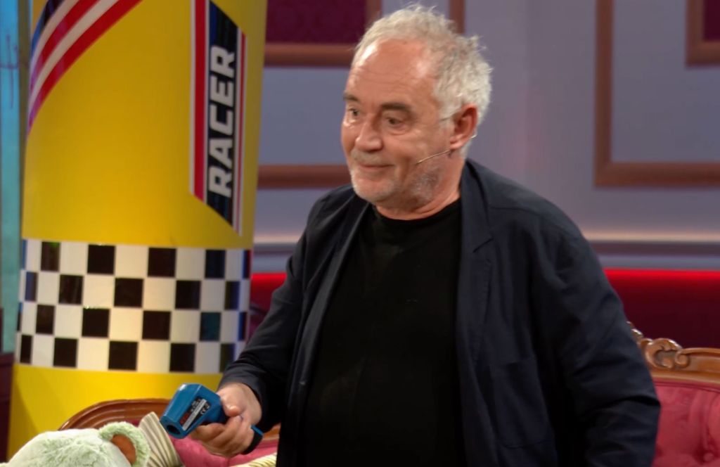 Ferran Adrià utiliza un termómetro digital para comprobar la temperatura exacta de la sartén, uno de los detalles que considera clave para controlar bien la cocción de la tortilla.