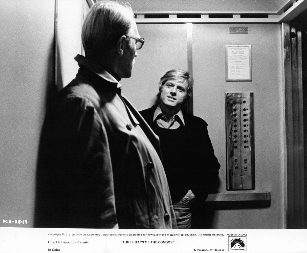 Robert Redford en la escena de la película 'Los 3 días del cóndor' en un ascensor