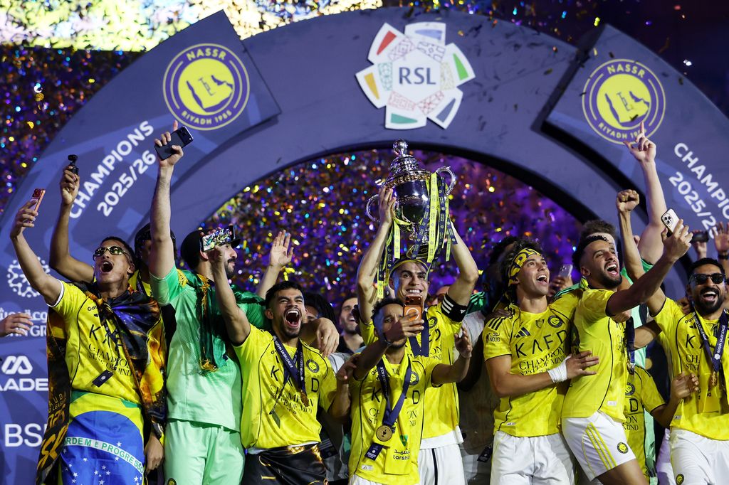 Cristiano Ronaldo celebrando con el Al-Nassr su victoria en la Saudi Pro League, ante el Damac, en el Al Awwal Park.