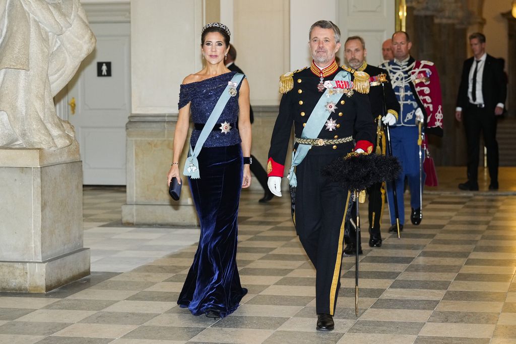 Los reyes Federico X y Mary de Dinamarca a su llegada a la cena de Estado celebrada en el Palacio de Christiansborg, en Copenhague, con motivo de la visita oficial del presidente de Vietnam, el 19 de octubre de 2026.