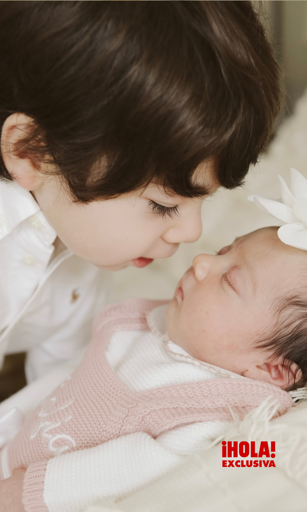 Bastian, de tres años, con su hermanita Sofía.
