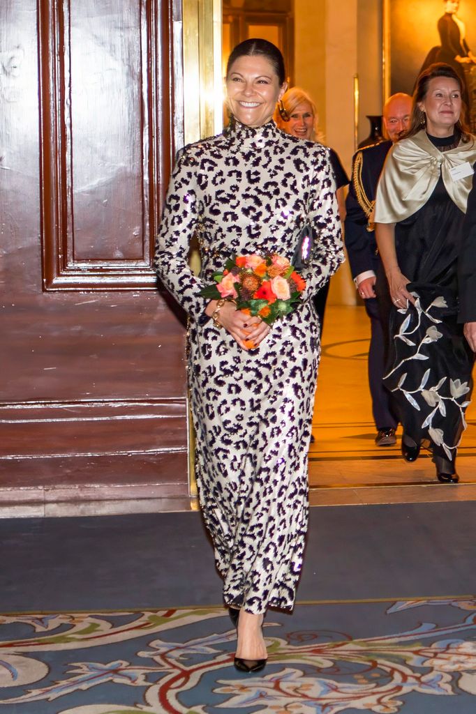 Victoria de Suecia con vestido de lentejuelas