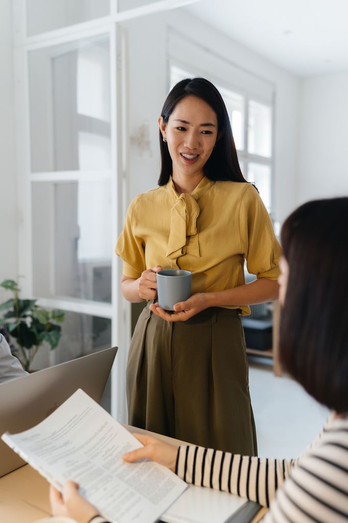 chica oficina trabajo