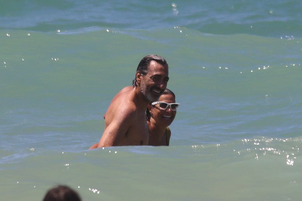 Nuria Roca y Juan del Val en una playa de Cádiz, 14 de agosto de 2024