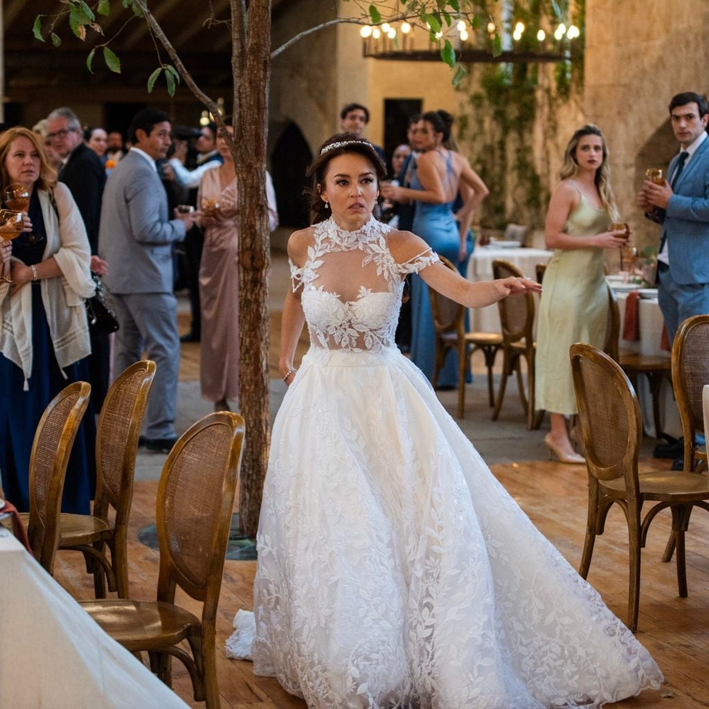 Doménica Montero es plantada en el altar