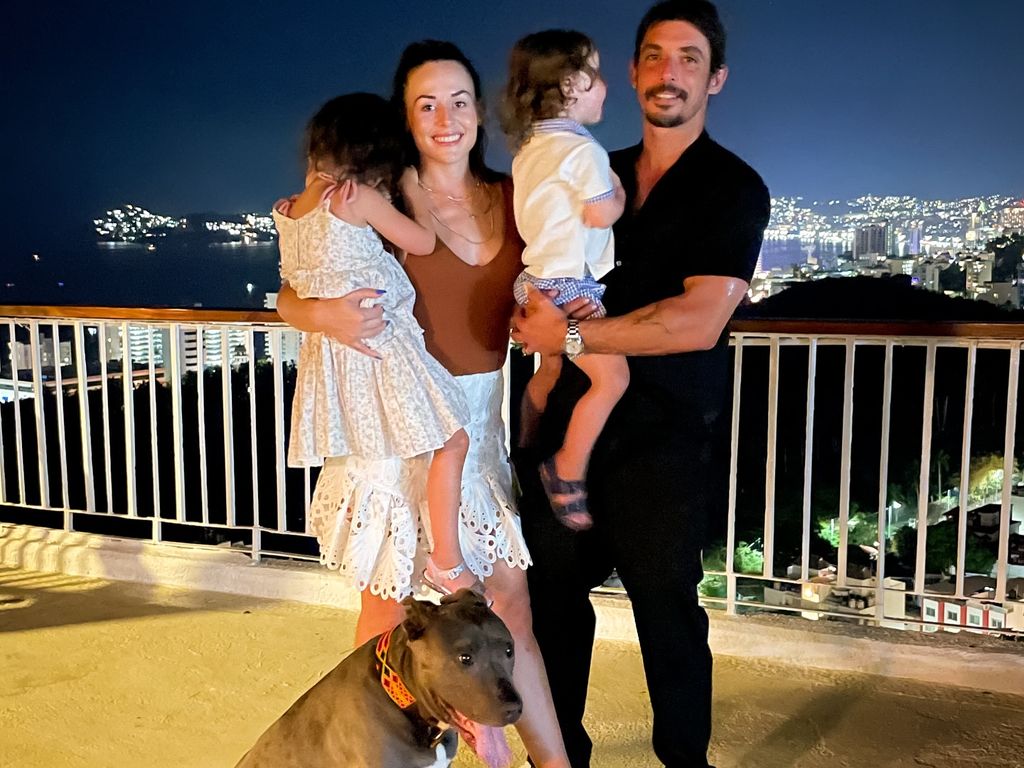 Alberto y Zuria Vega con sus hijos