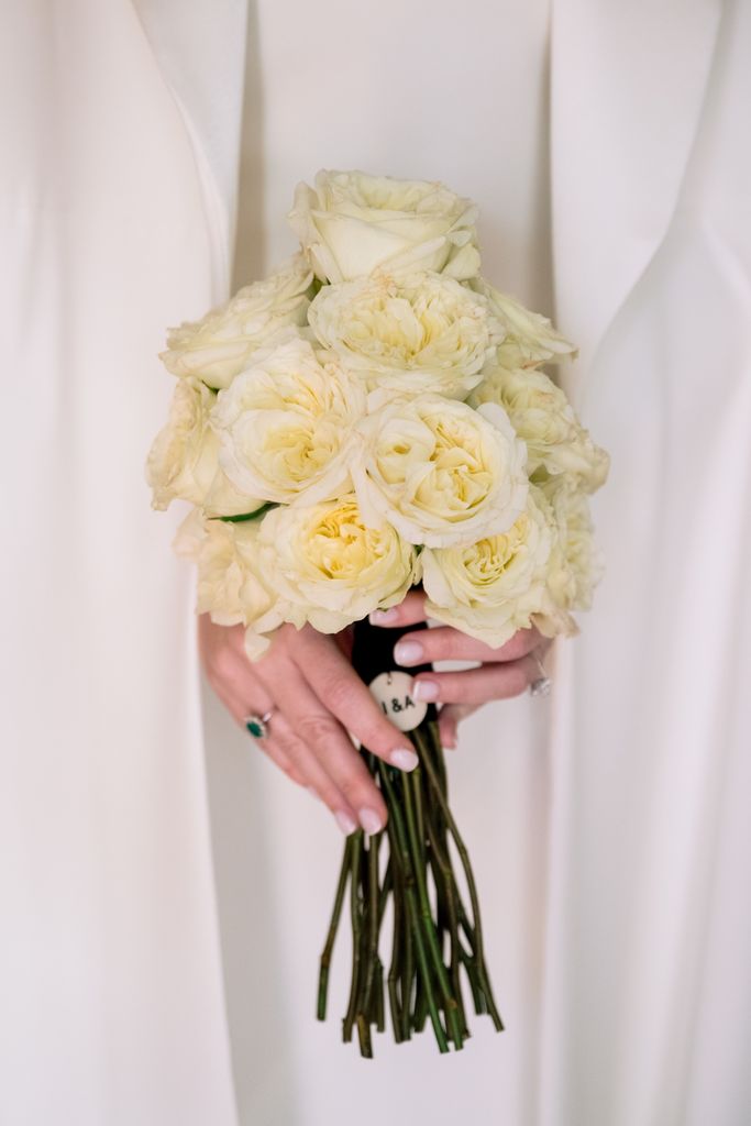 Ramo de novia blanco de rosas de tallo largo