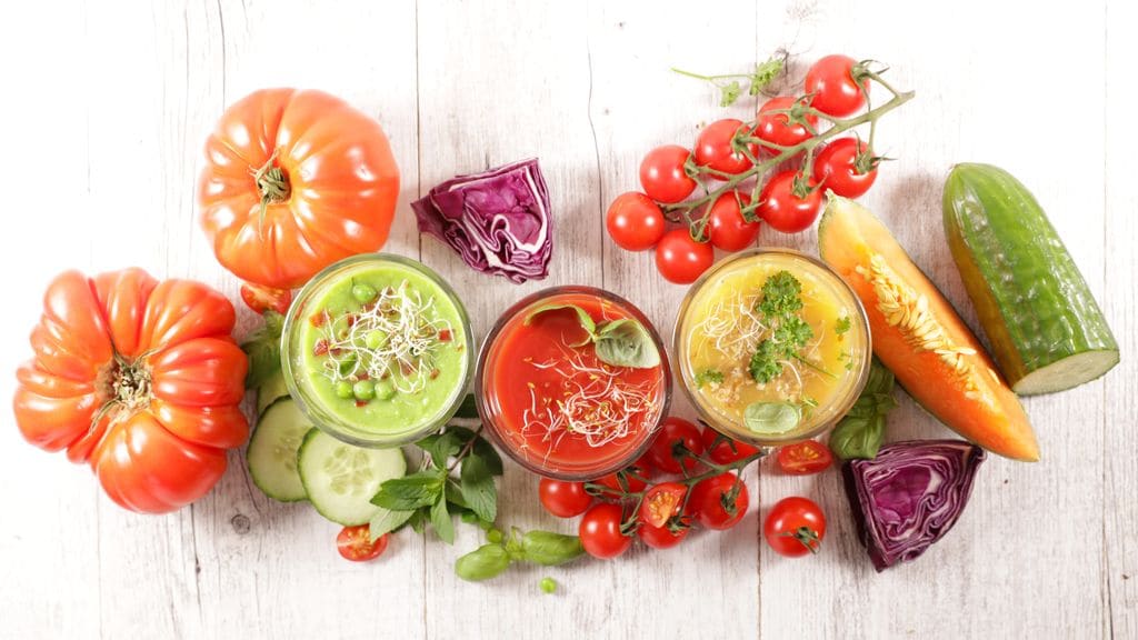 Son muchas las frutas y verduras que podemos incorporar al gazpacho para hacerlo diferente del clásico.