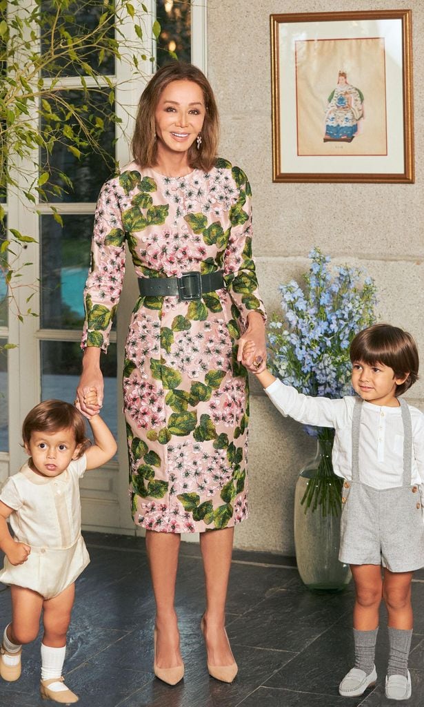 Isabel Preysler y sus nietos HOLA4093