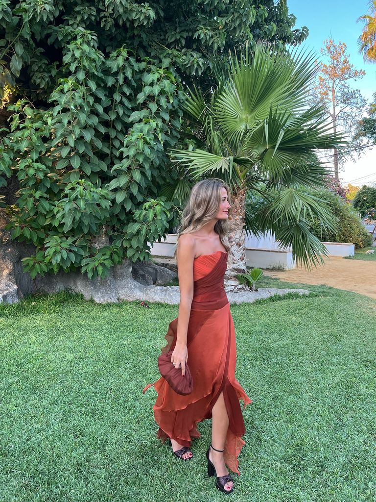 Invitada viral con vestido en tono teja