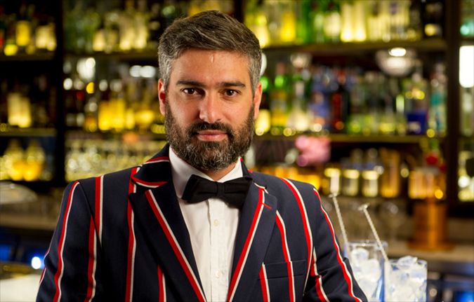 Diego Cabrera es asesor de la coctelería Domo, en el 'Hotel NH Eurobuilding' de Madrid. Además, su nombre también está detrás de los cócteles servidos en el multiespacio gastronómico 'Platea' y es embajador de la ginebra 'Tanqueray'.
