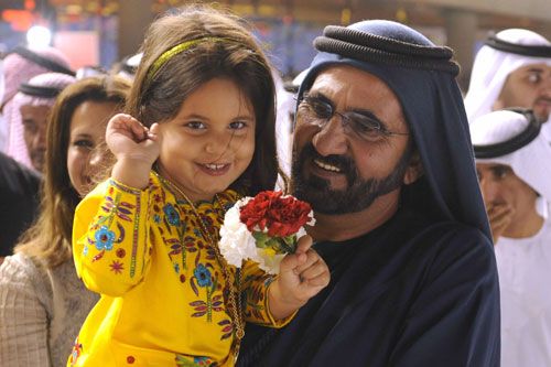 Al Jalila Bint Mohammed Al Maktoum, preciosa con un caftán amarillo y diadema a tono, debutó en un acto oficial junto a sus orgullosos padres, el emir de Dubái y Haya de Jordania
